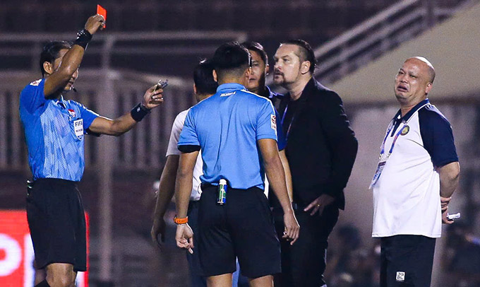 Trọng tài Lê Vũ Linh mắc sai sót trận TP.HCM vs Thanh Hoá