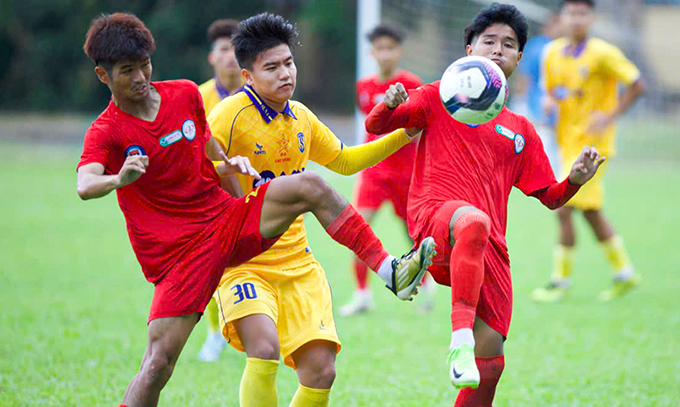 SLNA (vàng) thắng sít sao TP.HCM