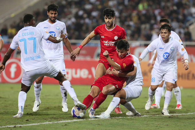 Cầu thủ Thể Công Viettel bị Nam Định khoá chặt ở trận đấu mới đây. Ảnh: Đức Cường