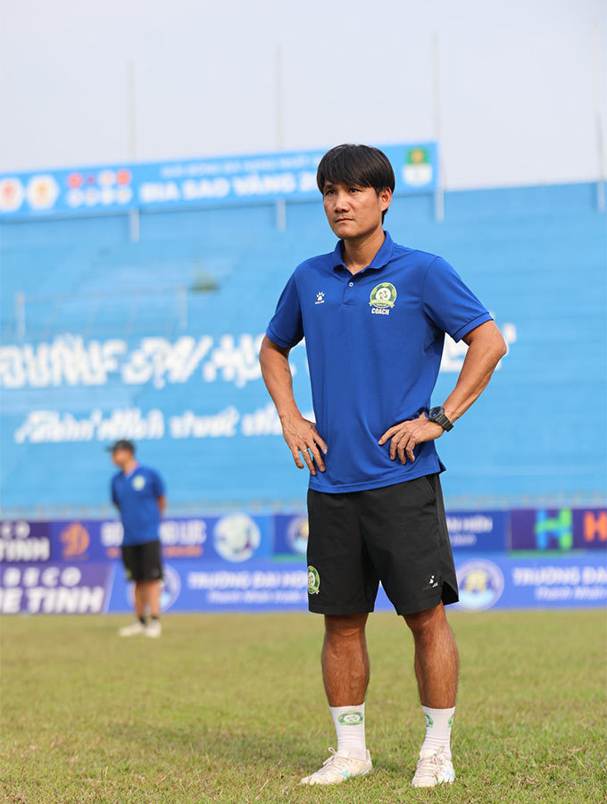 Đây là lần lần đầu tiên Quả bóng Vàng Việt Nam 2012 có cơ hội thử sức trong vai trò "thuyền trưởng" ở đội bóng chuyên nghiệp - Ảnh: BPFC